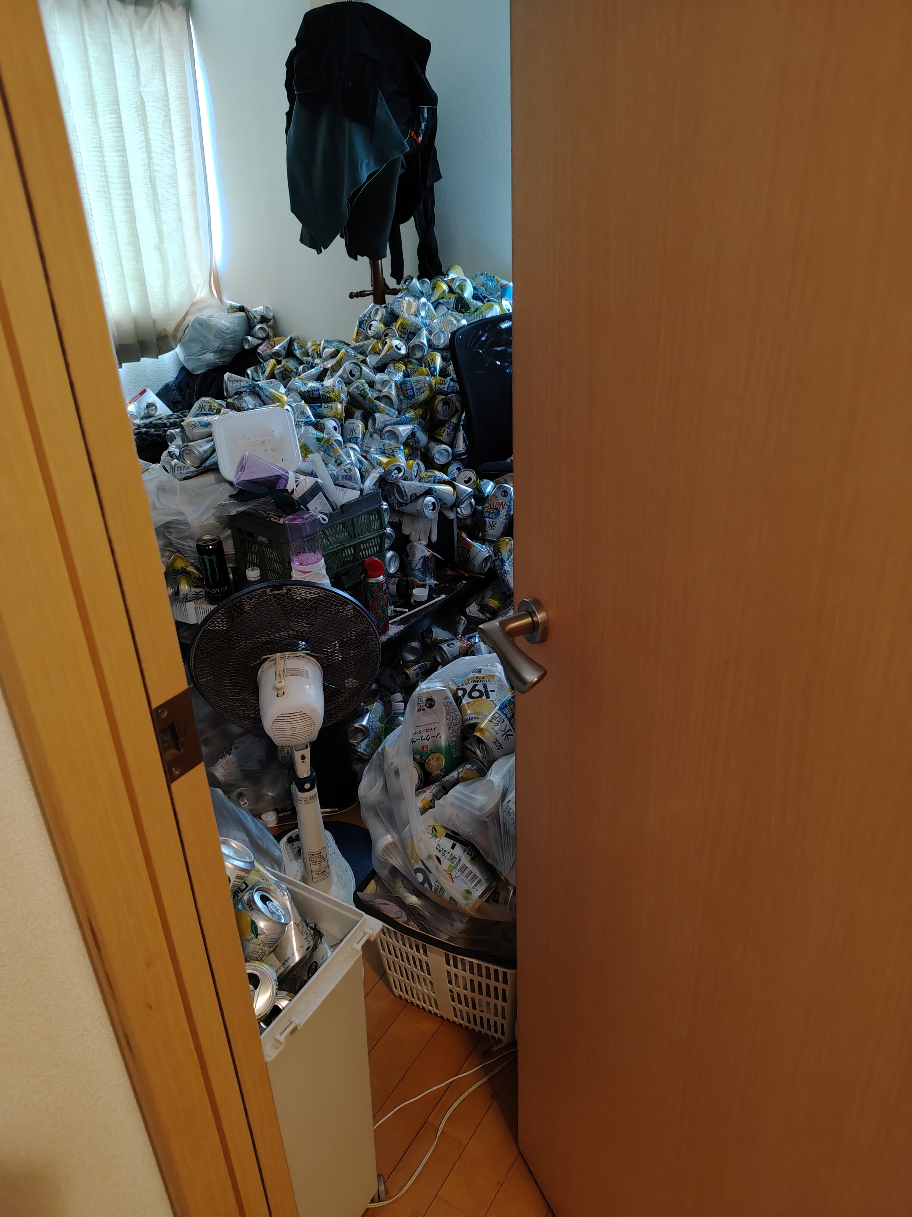 水戸市 大量の空き缶でドアが開かない作業前のお部屋
