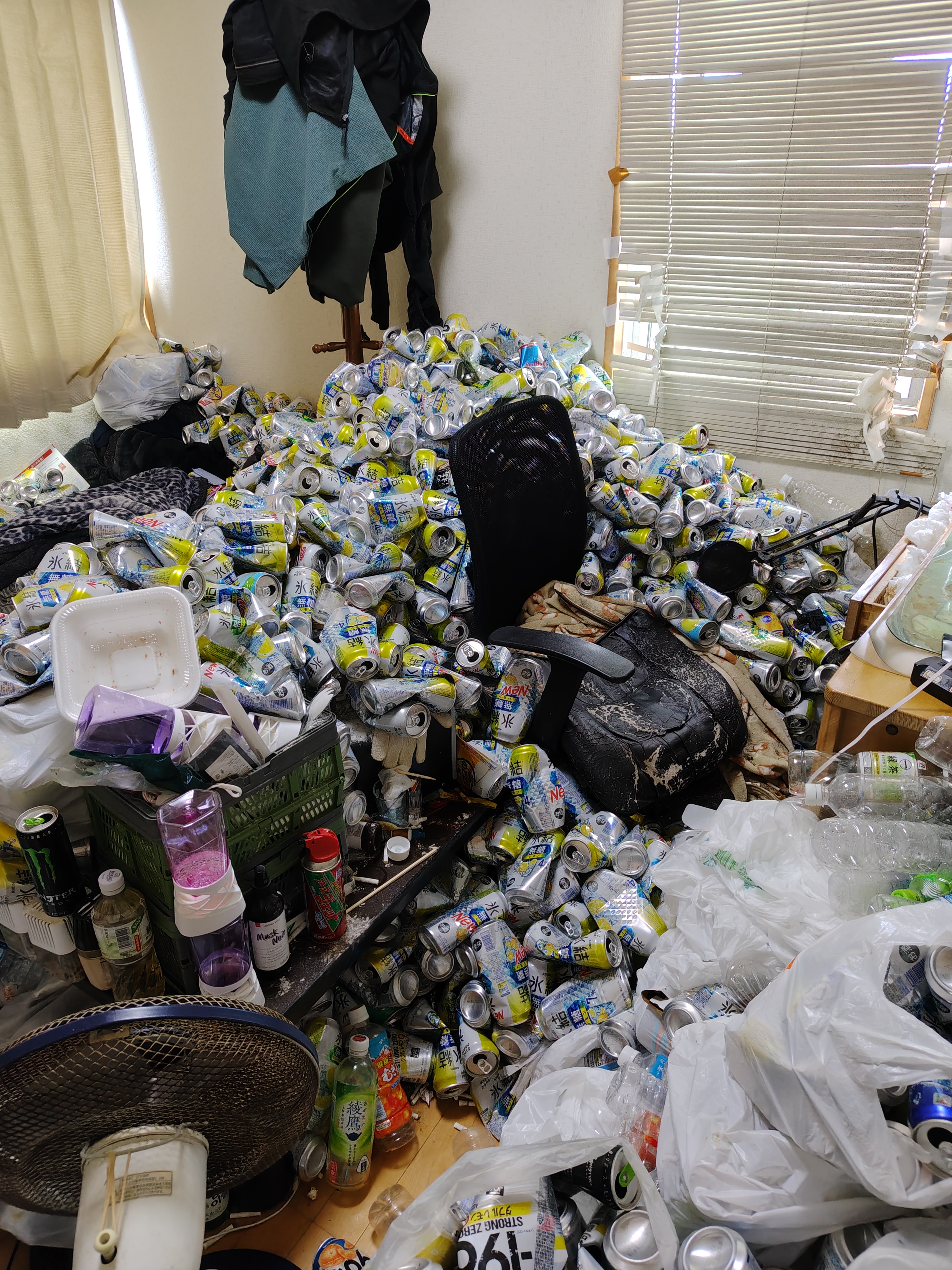 水戸市 作業前 床一面に積み重なった空き缶